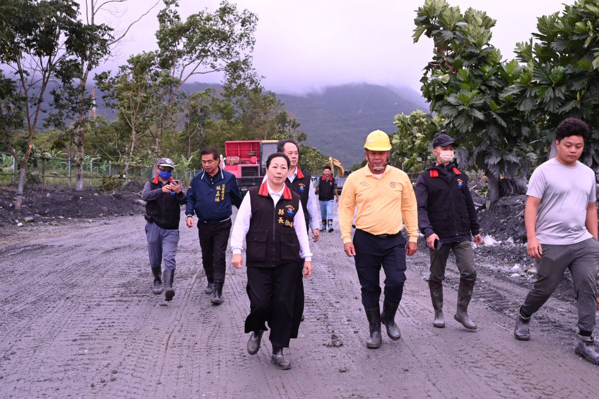 縣府召開鳳凰颱風第四次災後復原會議縣長徐榛蔚會議前特地前往災區 縣府召開鳳凰颱風第四次災後復原會議縣長徐榛蔚會議前特地前往災區