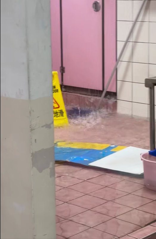 漾新聞|高醫大廁所驚現「噴泉式漏水」 走廊成水鄉澤國引學生熱議 漾新聞|高醫大廁所驚現「噴泉式漏水」 走廊成水鄉澤國引學生熱議