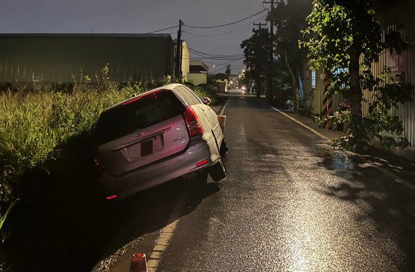 中壢連日大雨視線不明　老翁開車不小心滑入圳邊