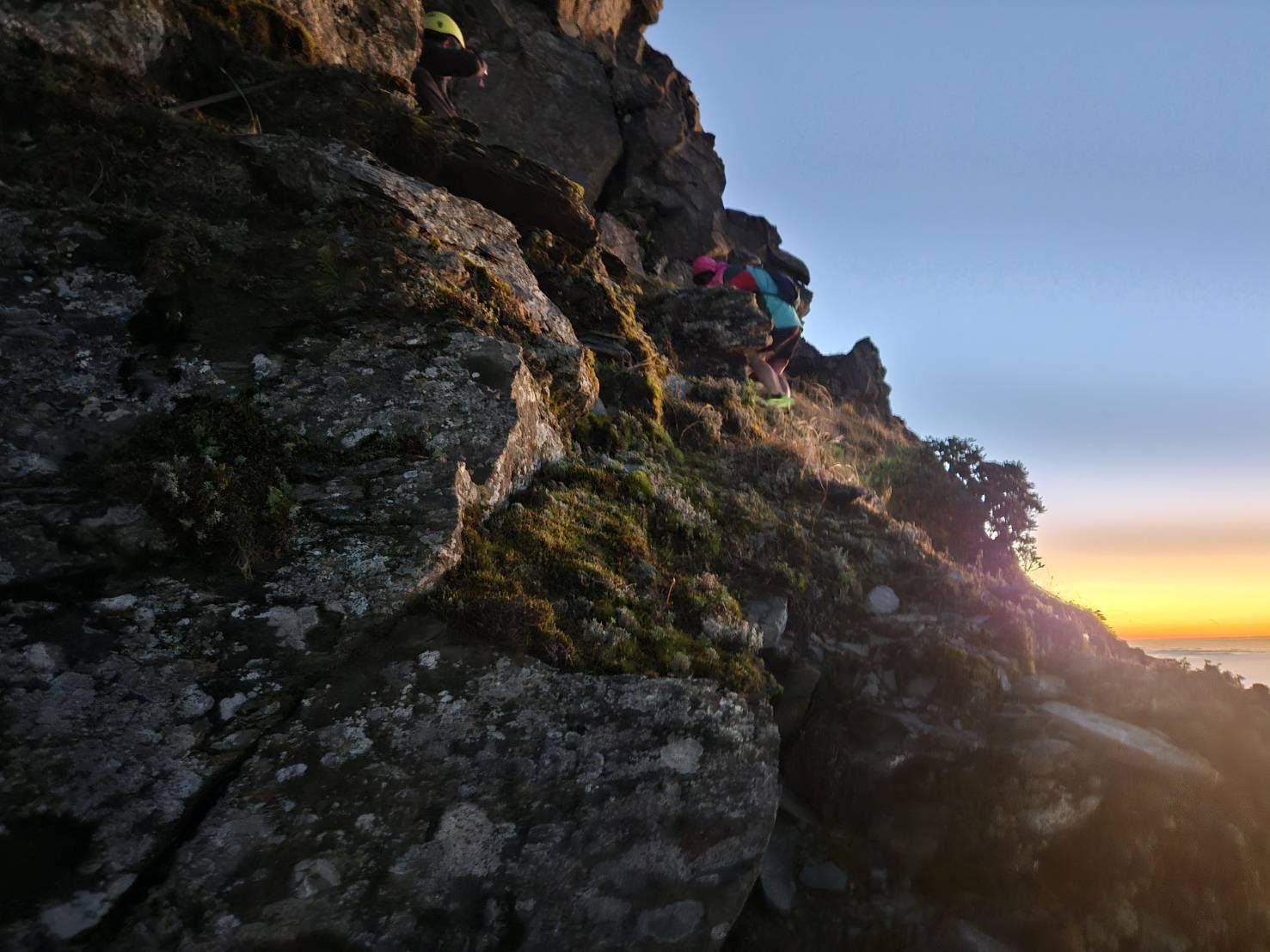 女山友誤闖岩壁受困  高雄消防第六大隊8小時成功救援
