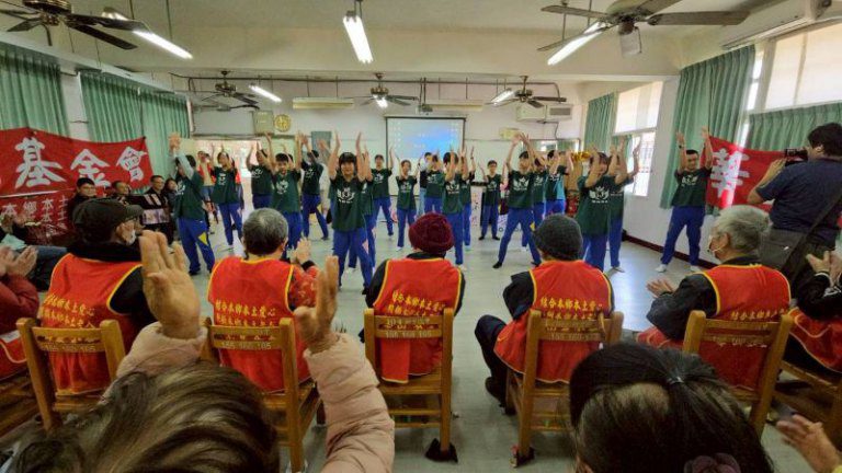 華山助老「袋袋」相傳　新豐國中伴長者揮桿同樂