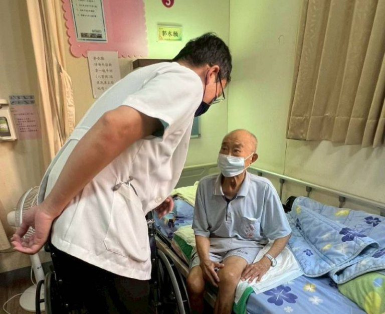 新竹榮家醫師羅偉誠以專業與愛心守護長輩健康　榮獲退輔會優良醫師殊榮　