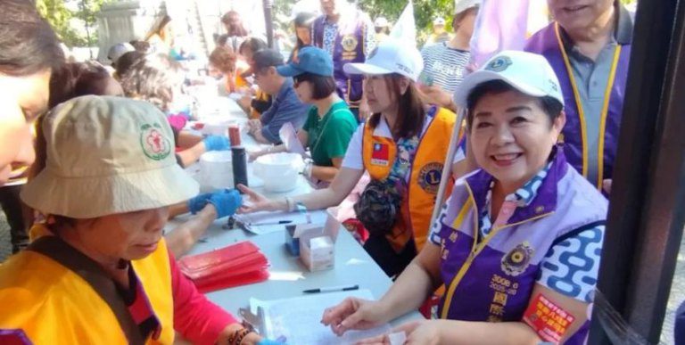 卿力卿為 黃秀卿率國際獅子會300B 6區登山健走　顧環境也顧健康