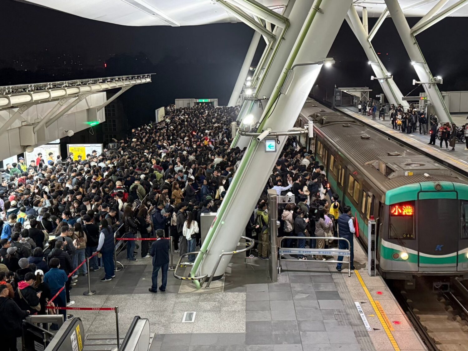 TWICE高雄世運主場館開唱 高捷攜手市府打造升級版藍色應援