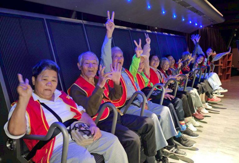 華山百歲長者體驗沉浸式飛行劇場　暢遊台灣美景