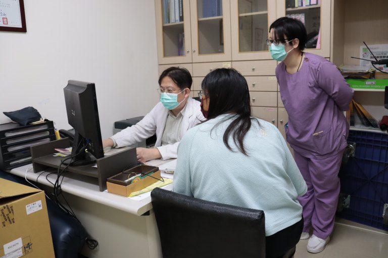 利用晚上睡覺時洗腎　年輕洗腎女選腹膜透析