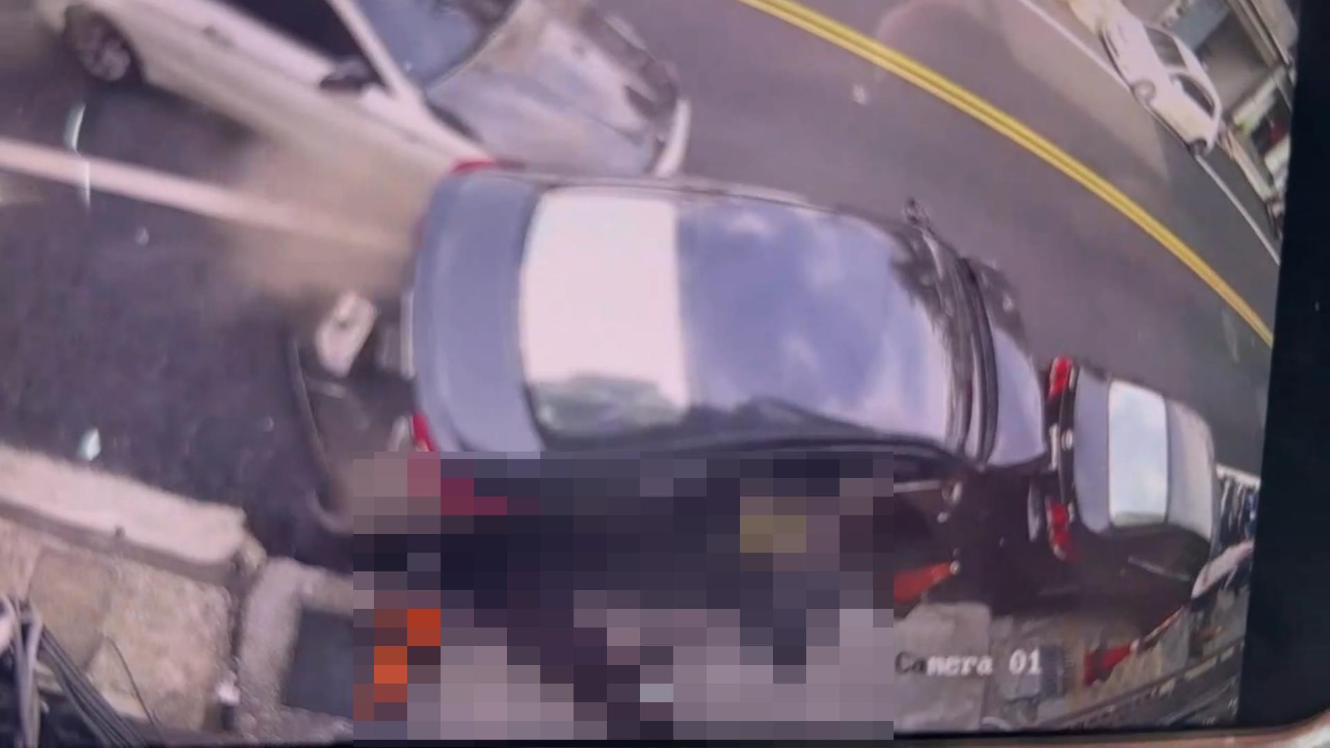 【有片】驚悚！中壢婦車停路邊放東西遭猛撞 腿部慘遭輾壓