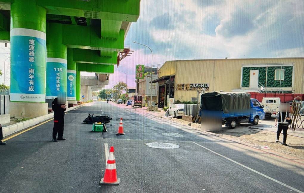 桃捷綠線工地車禍！領班倒車撞毀機車 騎士送醫插管治療