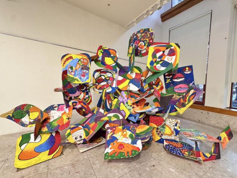 兒童人權日公益畫展揭幕　世展會籲用愛「圈」起世界！