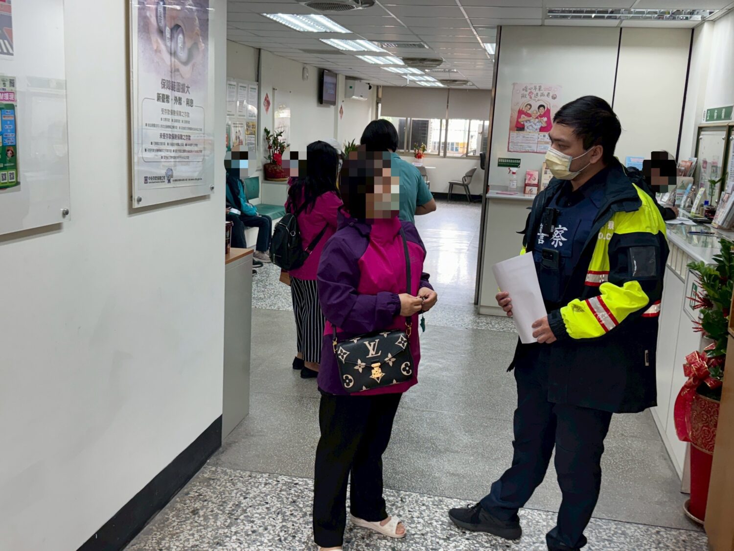 婦人網購玉鐲險遇詐 豐原警郵合力阻騙局 婦人網購玉鐲險遇詐 豐原警郵合力阻騙局