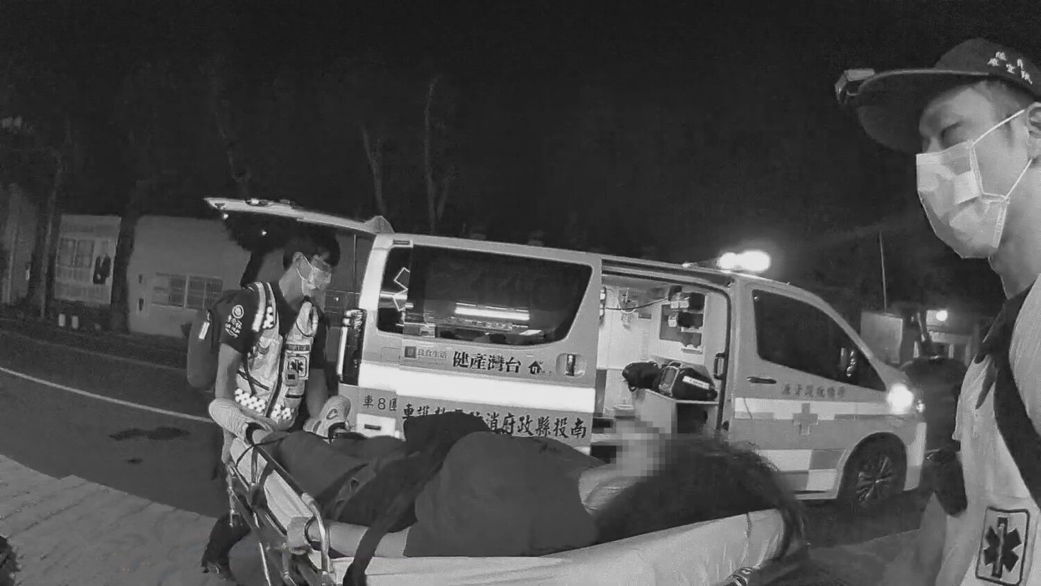 與男友吵架猛灌高粱醉癱超商  警即刻救援