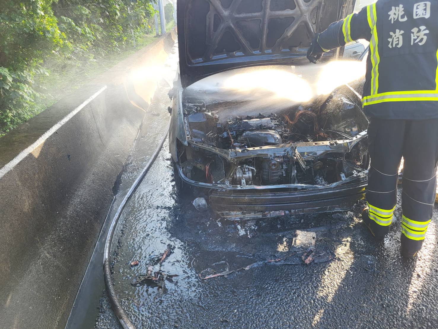 國1楊梅段火燒車！駕駛急停路肩驚險逃脫