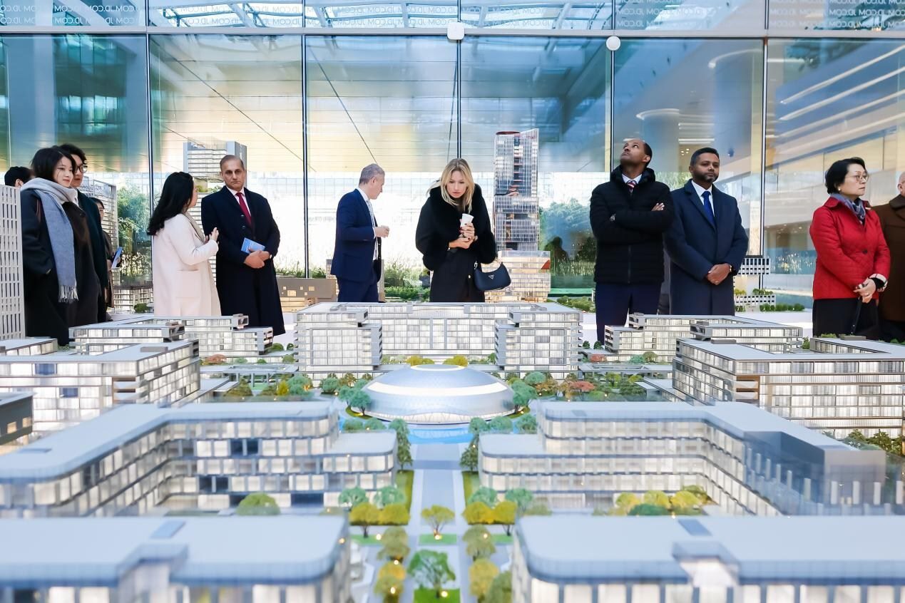 新華絲路:智庫代表團參觀京東全球總部,感受數智化創新成果 新華絲路:智庫代表團參觀京東全球總部,感受數智化創新成果