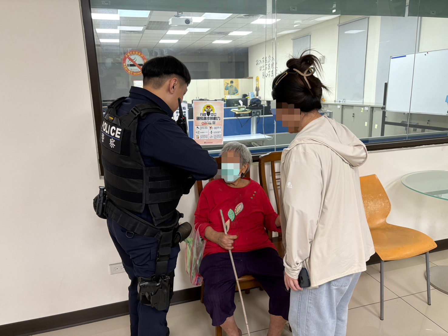 高齡婦1原因徘徊路旁 楊梅警暖心助她返家 高齡婦1原因徘徊路旁 楊梅警暖心助她返家