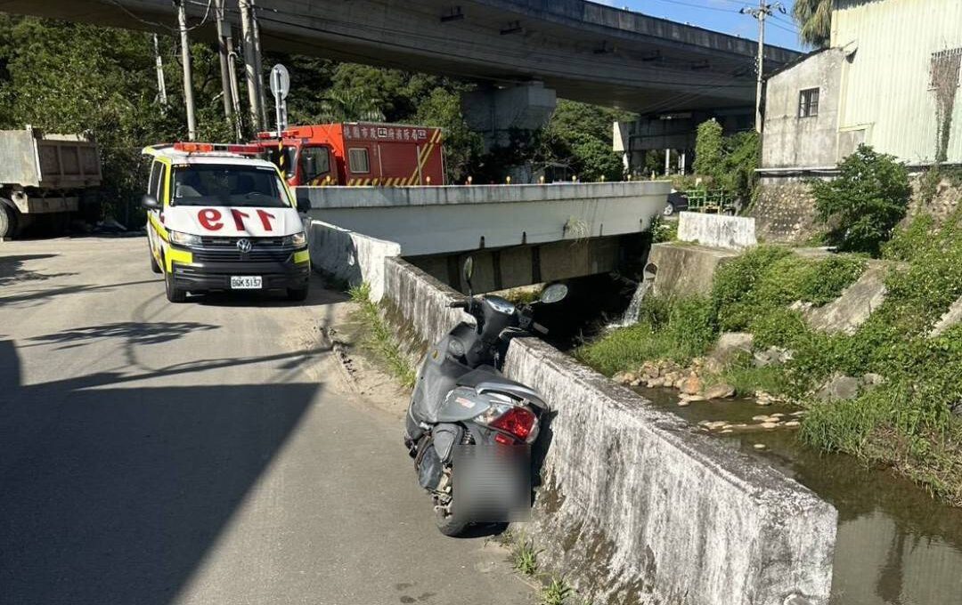蘆竹無照女自撞護欄摔落水溝 多處擦挫傷送醫