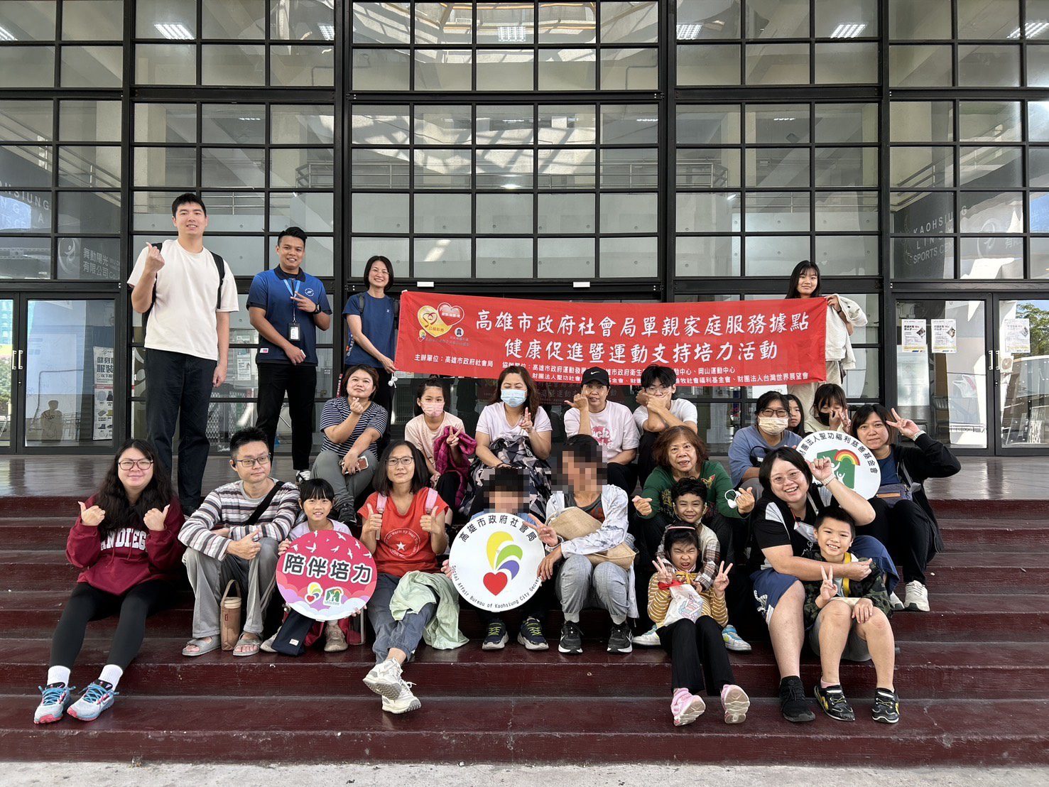 高雄單親據點社工陪伴單親家庭一起動出健康力