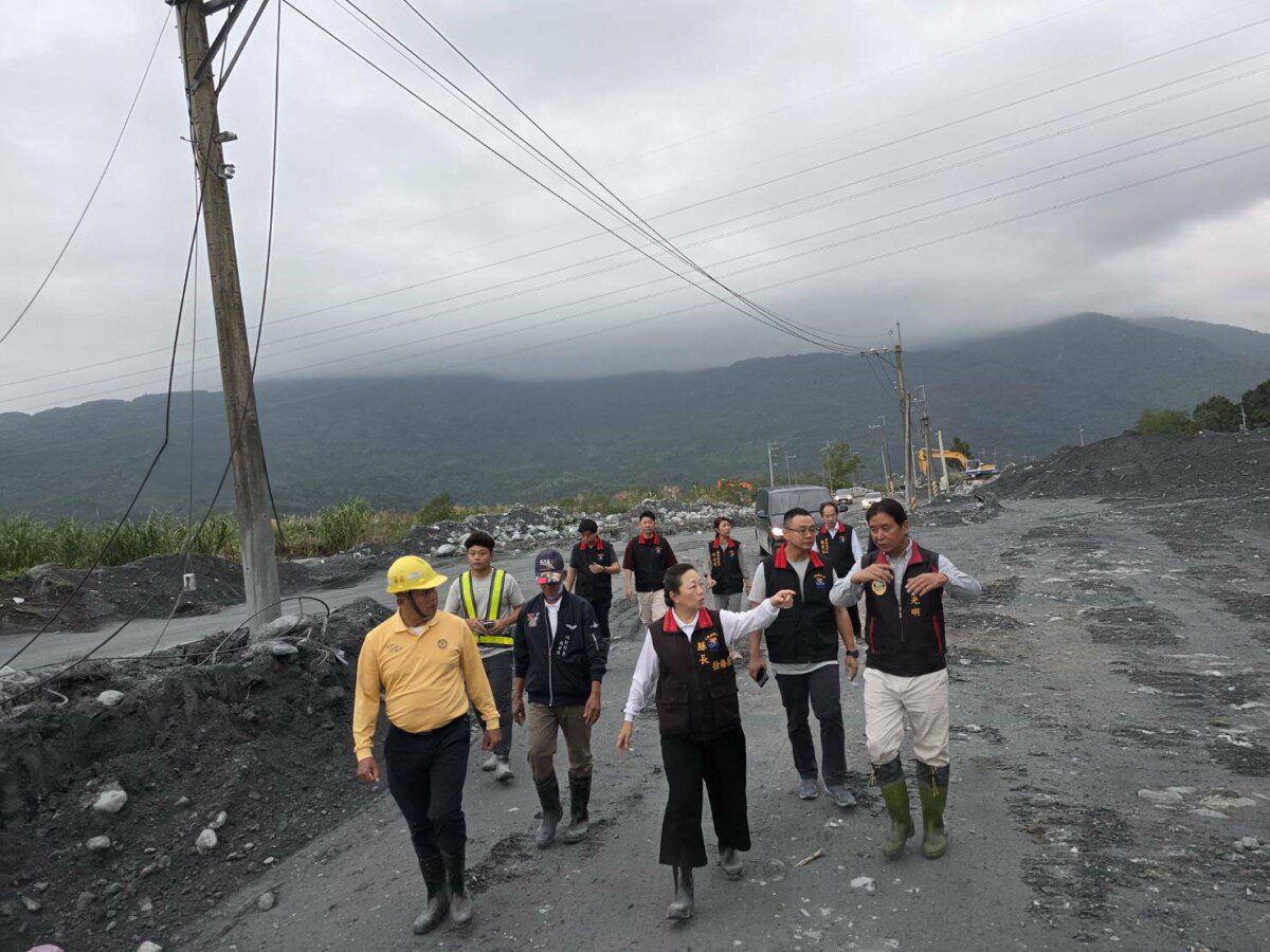 縣府召開鳳凰颱風第十次災後復原會議 縣長徐榛蔚前往災區關心 加速萬榮鄉明利村復原重建工作