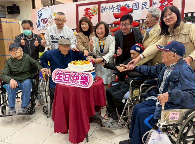 新竹榮家舉行績優人員表揚 主任白恩惠:感謝團隊齊心照護長輩 新竹榮家舉行績優人員表揚 主任白恩惠:感謝團隊齊心照護長輩