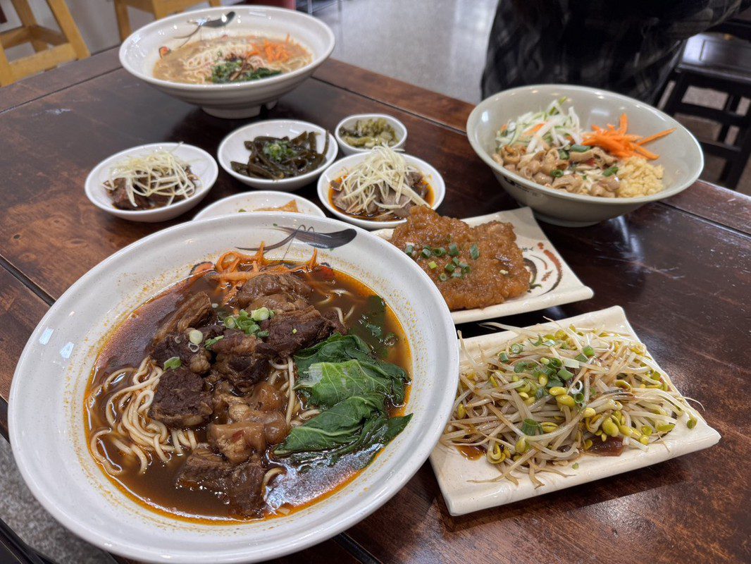 台中西屯牛肉麵必吃!手工麵條Q彈、皮蛋炸醬香濃雙主打 台中西屯牛肉麵必吃!手工麵條Q彈、皮蛋炸醬香濃雙主打