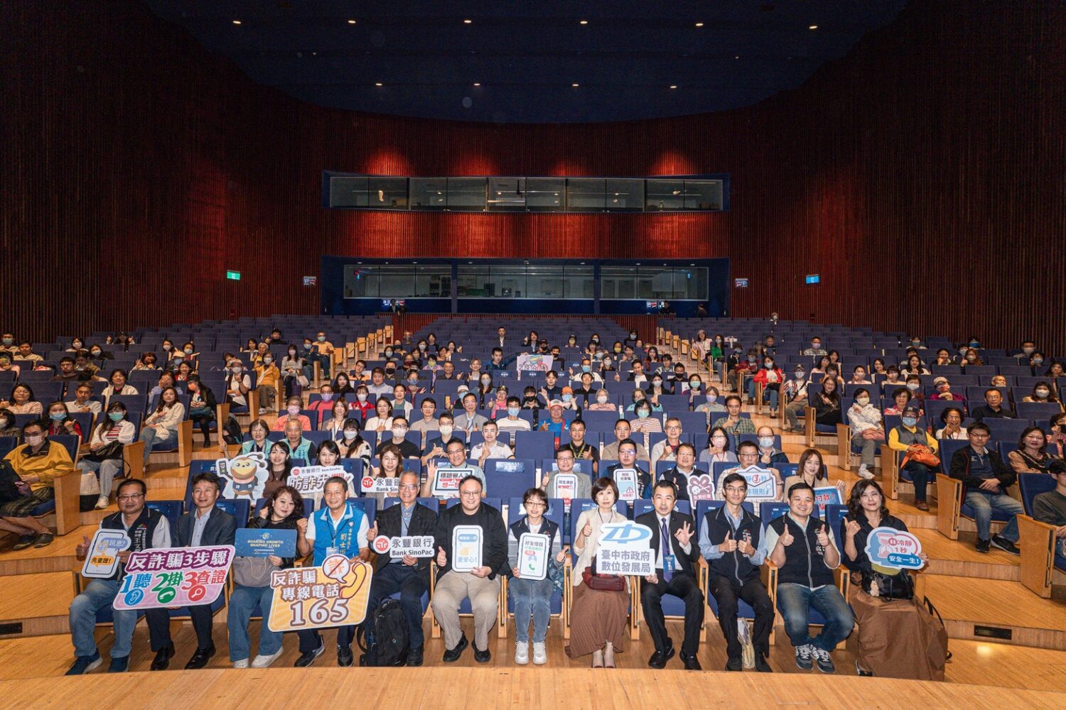 借鏡歐盟、日韓標準,建構跨領域數位安全防線 中市啟動全台首個「AI/Deepfake 防詐戰略框架」 借鏡歐盟、日韓標準,建構跨領域數位安全防線 中市啟動全台首個「AI/Deepfake 防詐戰略框架」