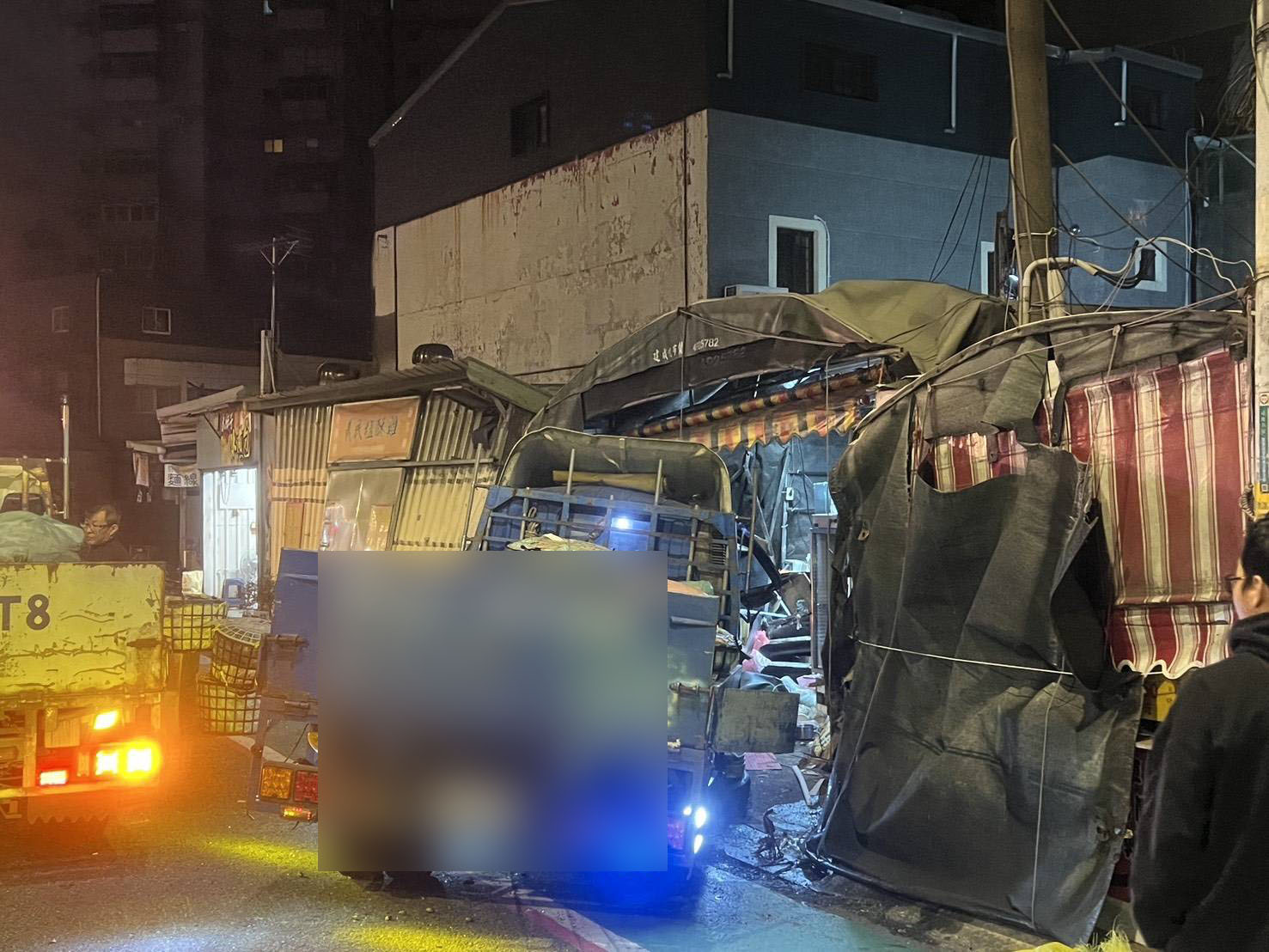 【有片】監視器狂震！平鎮小貨車、轎車路口猛撞 整排鐵皮屋遭波及