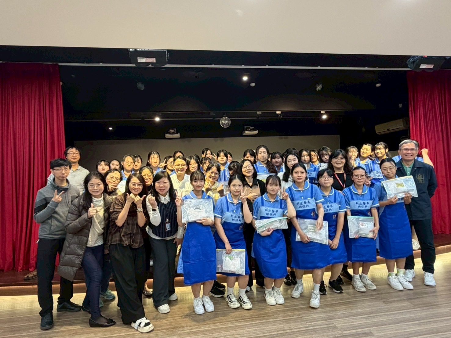 新生醫專幼保科81學子踏入實習 師長贈12禮物寄託期許