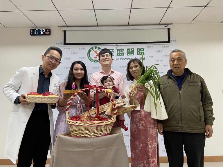 44歲工程師靠婚前凍卵成功當媽　返茂盛醫院感恩送暖