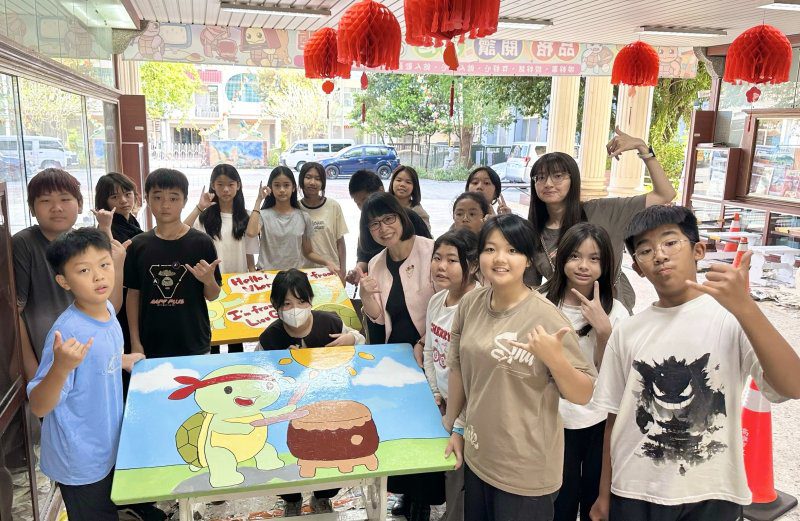 漾新聞|彩繪老桌椅驚豔百年校園 六龜國小校慶變身藝術現場 漾新聞|彩繪老桌椅驚豔百年校園 六龜國小校慶變身藝術現場