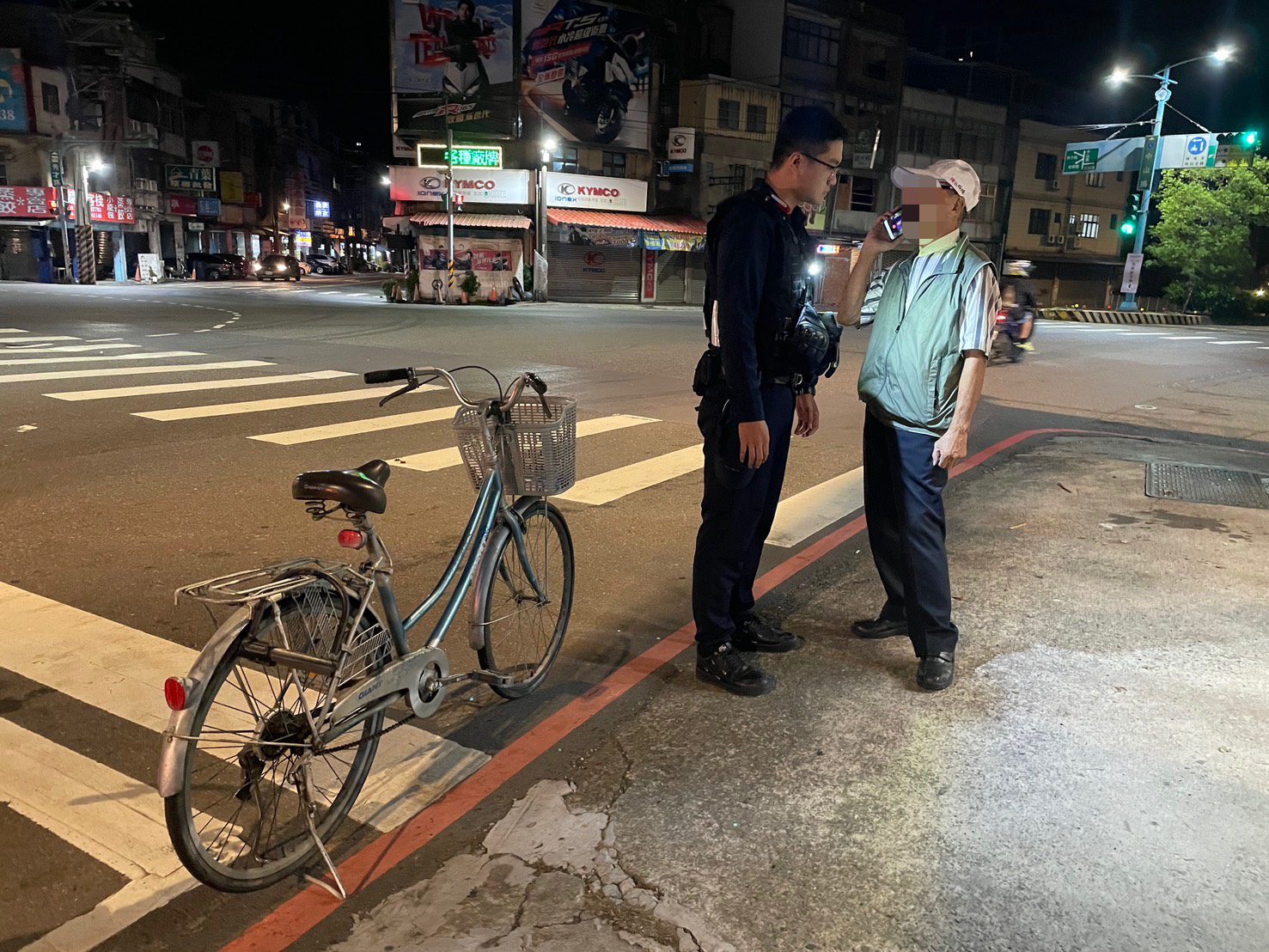 老翁迷途50公里深夜徘徊楊梅台1線 員警暖心送他返家