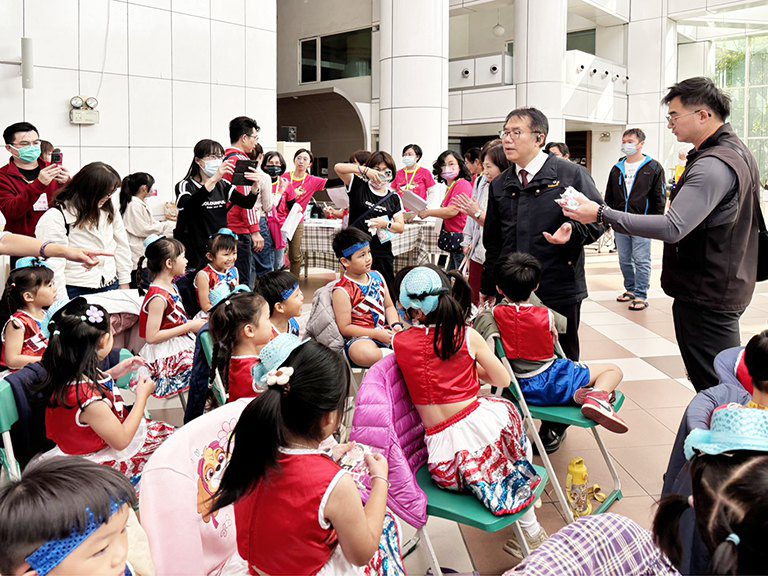 黃偉哲表揚家庭教育輔導考核特優學校　學生主題創作特優成果