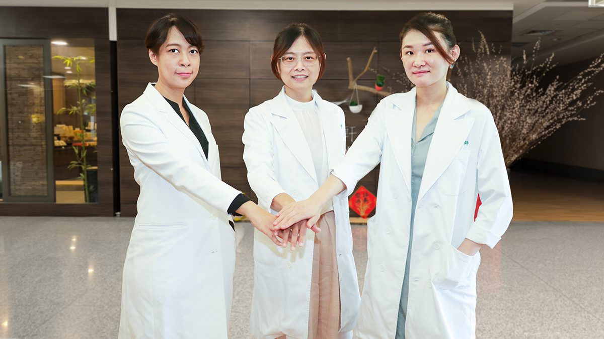 台中慈濟婦產科「三強棒」女醫師聯手守護女性健康　從青春期到更年期全程陪伴