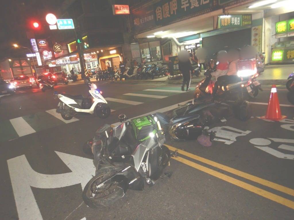 【有片】您的餐點正在路上!八德外送員疑車速過快 轉彎車閃避不及釀碰撞 【有片】您的餐點正在路上!八德外送員疑車速過快 轉彎車閃避不及釀碰撞