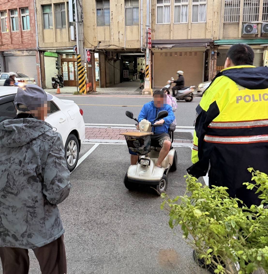 剛搬家人生地不熟!觀音暖警及時伸援 助8旬老翁化解迷途驚魂 剛搬家人生地不熟!觀音暖警及時伸援 助8旬老翁化解迷途驚魂