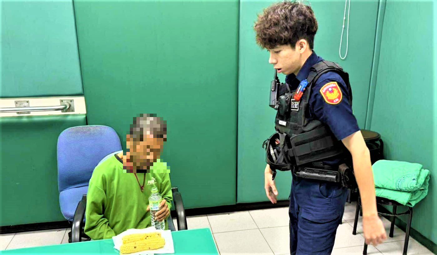 執勤遇協尋人口  長竹警暖心助返家