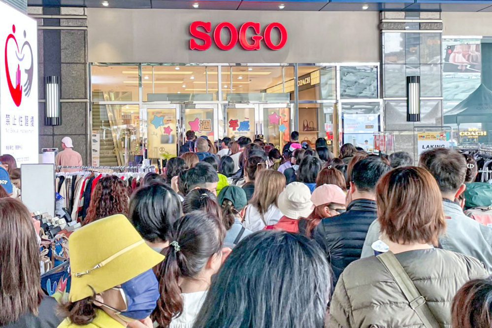 來店禮蠟筆小新引爆排隊人潮 新竹SOGO週年慶首日預估業績飆新高 來店禮蠟筆小新引爆排隊人潮 新竹SOGO週年慶首日預估業績飆新高