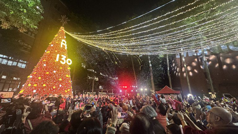 雙春金蛇年最高火紅　15 米聖誕樹璀璨國北教大