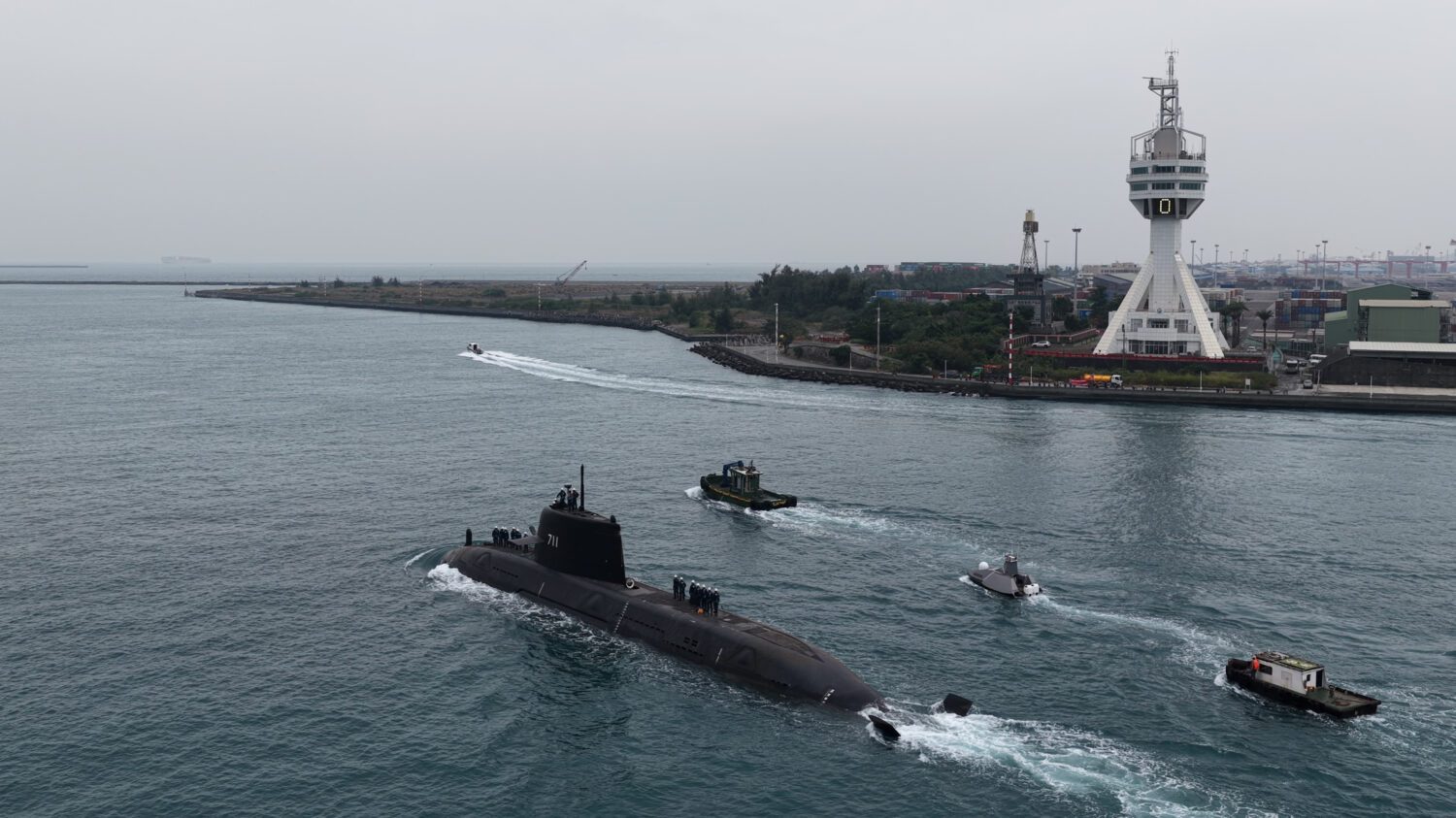 台船:海鯤艦第四次浮航測試成功