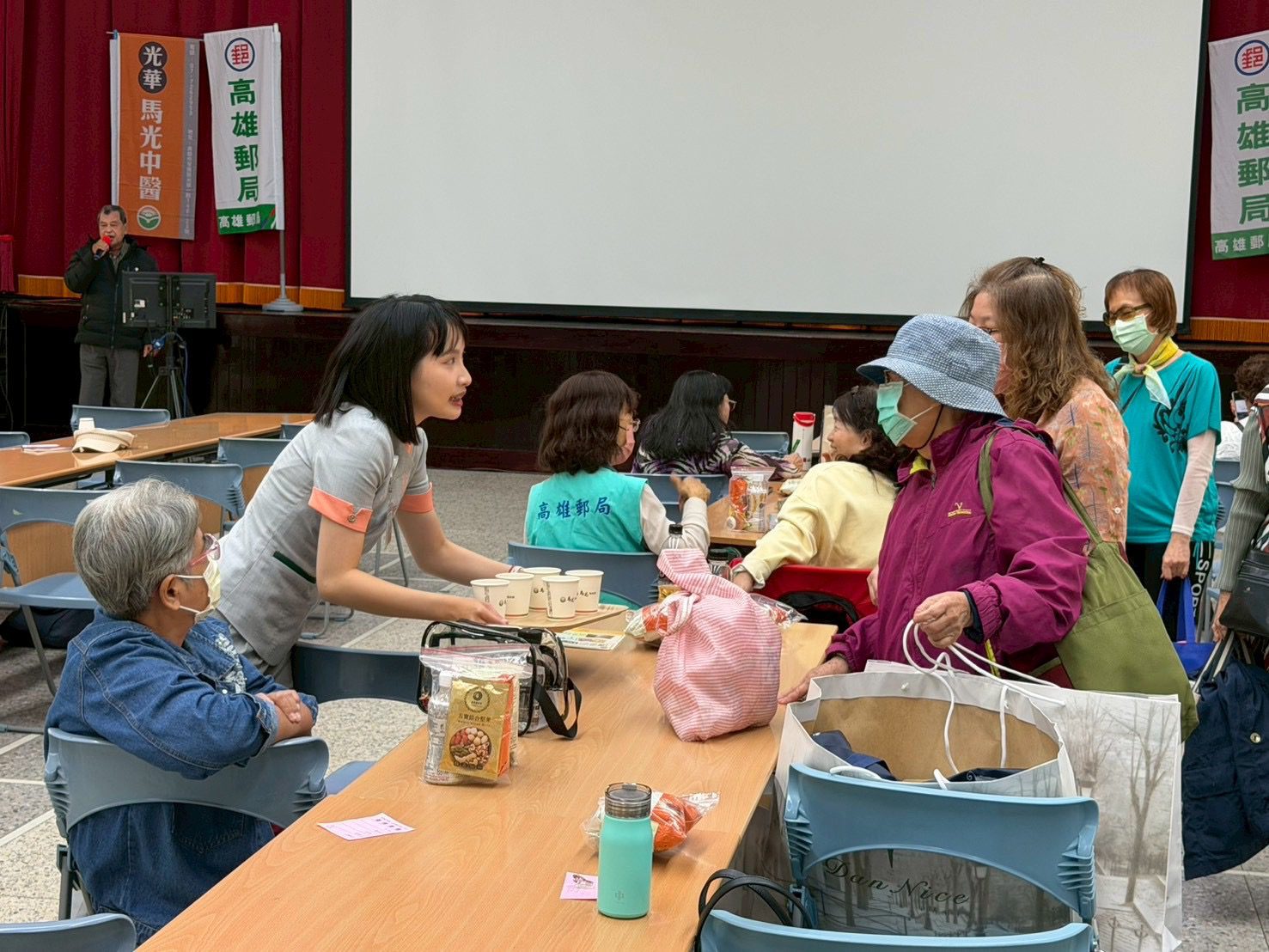 銀髮族齊聚同樂、學習健康生活新觀念 高雄郵局舉辦「郵政傳情 幸福前行─中華郵政樂齡運動」
