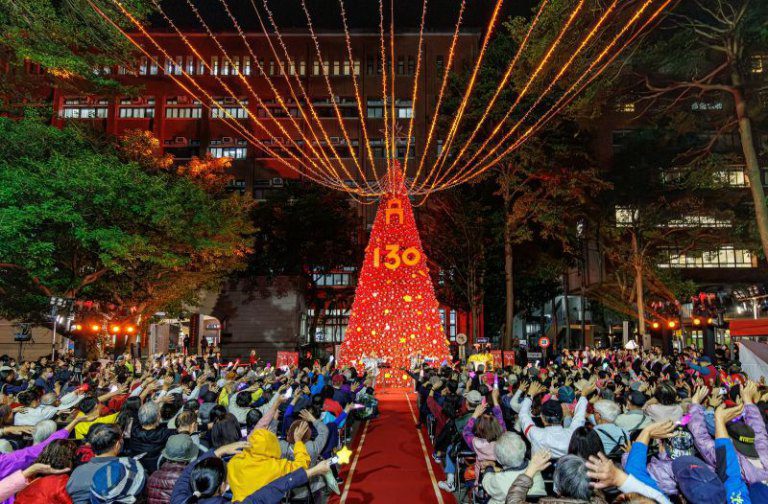 雙春金蛇年最高火紅15米聖誕樹　璀璨國北教大！