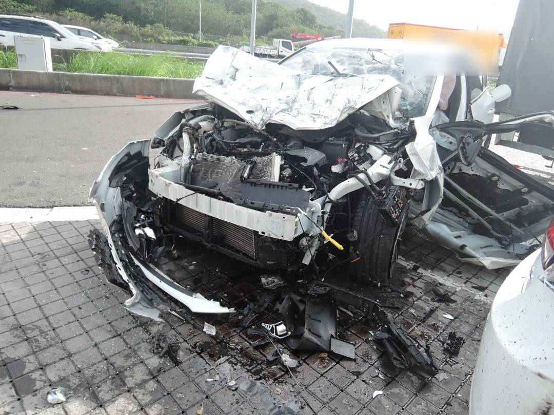 又是楊梅休息站!他開輔助駕駛自撞 5車遭波及3人受傷 又是楊梅休息站!他開輔助駕駛自撞 5車遭波及3人受傷