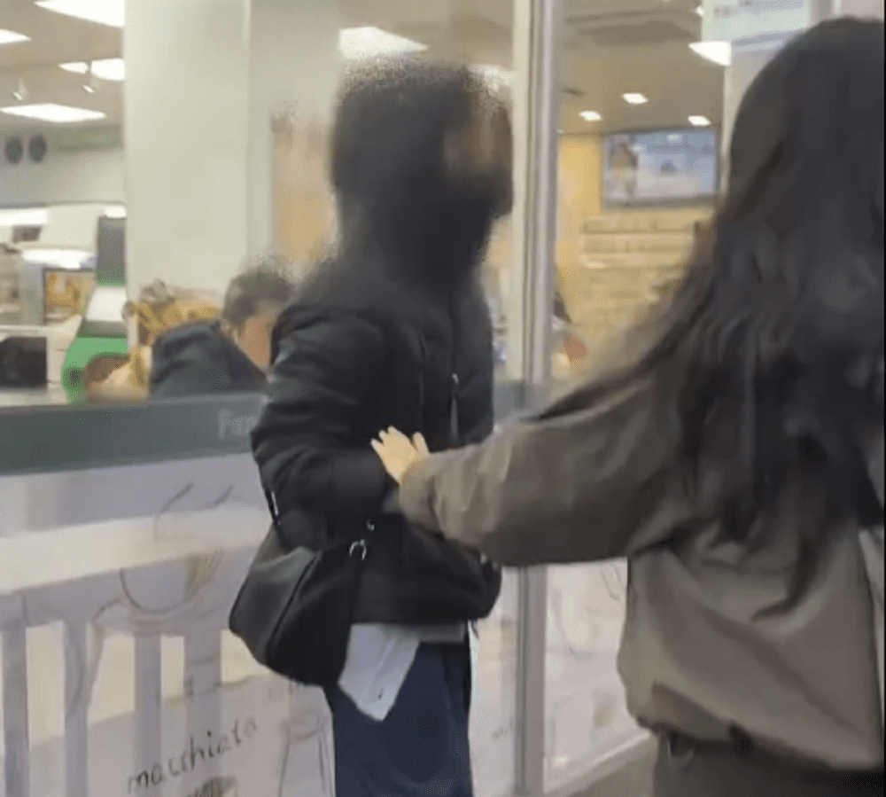 桃園中壢出現砸雞蛋怪人？她與女大生爆衝突 驚動警方到場