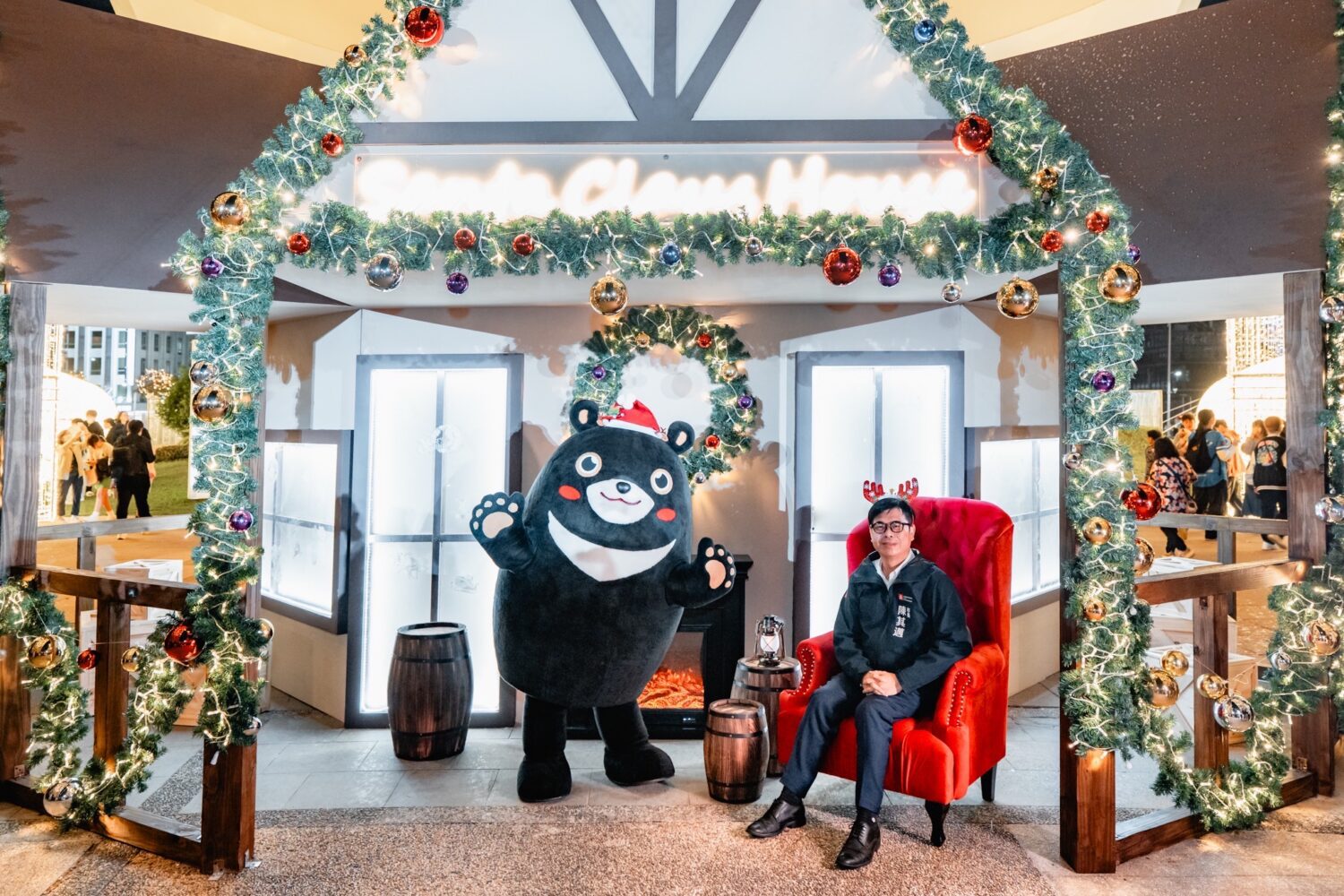 高雄聖誕生活節正式登場 陳其邁點亮永恆星冠聖誕樹 高雄聖誕生活節正式登場 陳其邁點亮永恆星冠聖誕樹