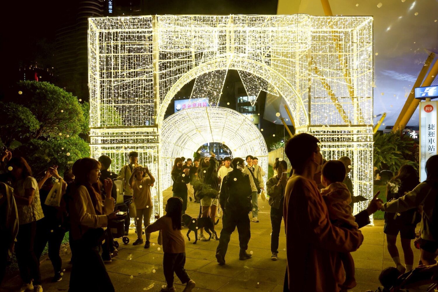 高市府打造聖誕奇景 26米星冠聖誕樹與煙霧雪花點亮中央公園