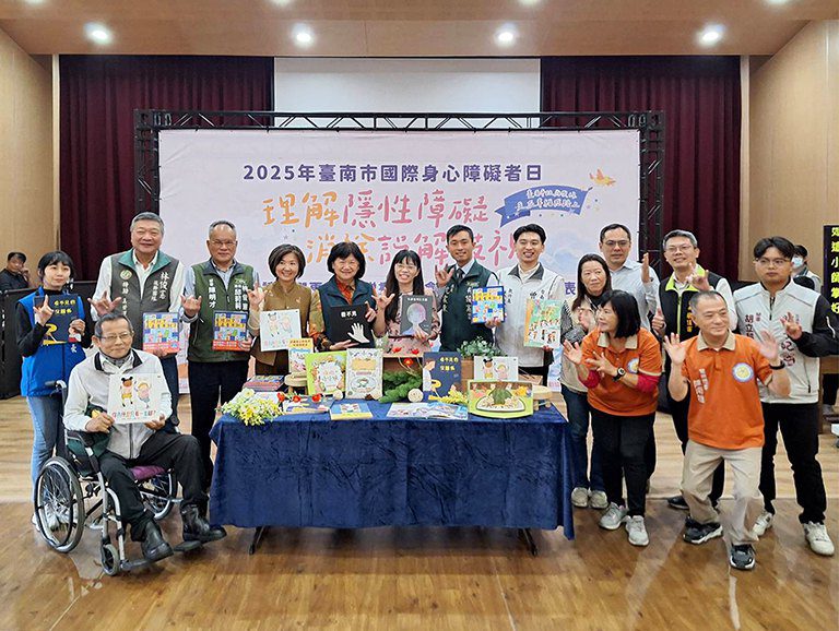 社會局贈永福國小身障者繪本　黃偉哲盼透過教育扎根平權