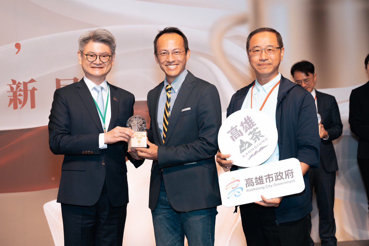 落實市長農業永續藍圖  高雄六龜山茶品牌化成果亮眼  農業局以山茶專案榮獲 2025《百大MVP經理人》肯定