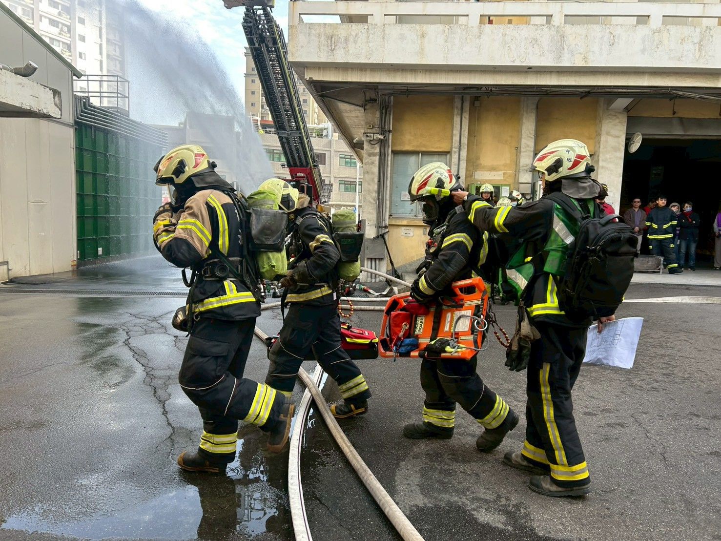 桃消龍岡分隊前進工廠「無腳本演練」強化搶救技能 桃消龍岡分隊前進工廠「無腳本演練」強化搶救技能