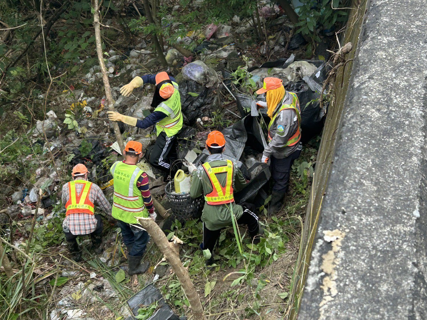 髒亂點地主勿心存僥倖 高市環保局代為清除並依法求償 髒亂點地主勿心存僥倖 高市環保局代為清除並依法求償