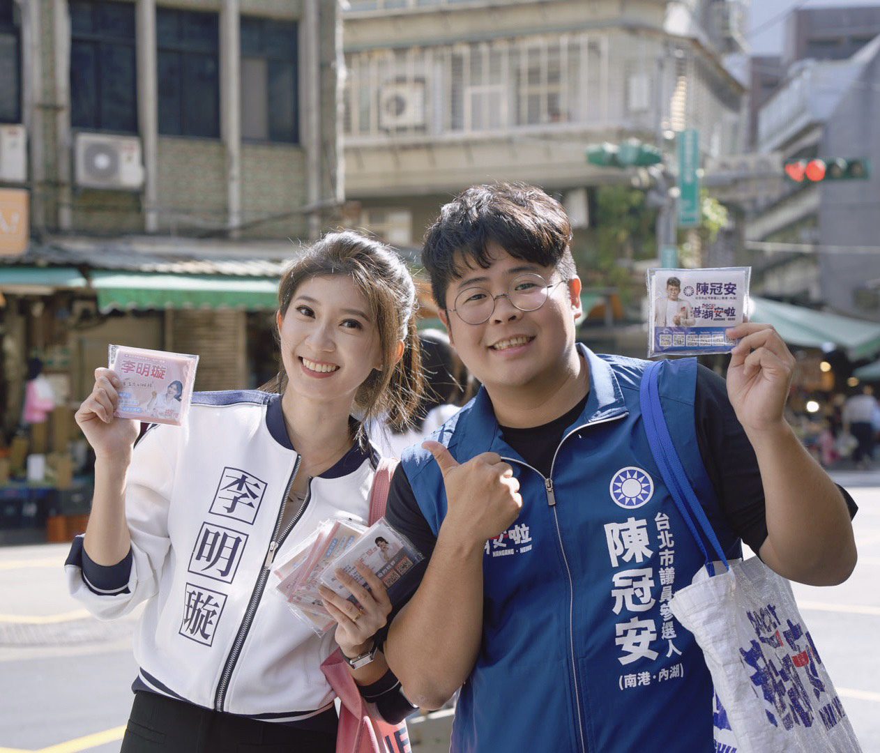 李明璇、陳冠安再度合體福德市場掃街　小雞打拚氣勢全面升溫