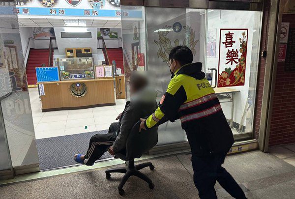 苗栗老翁想妹妹北上 卡在平鎮幸被員警發現 苗栗老翁想妹妹北上 卡在平鎮幸被員警發現