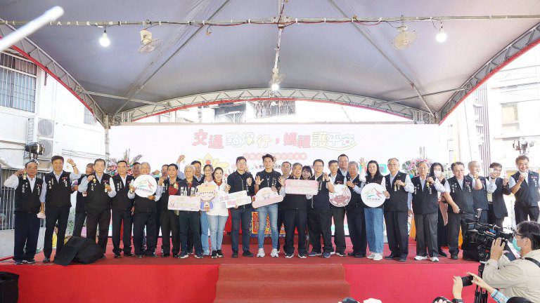 媽祖行動光明燈「亮」相! 中市交通局攜手樂成宮守護行人夜間安全 媽祖行動光明燈「亮」相! 中市交通局攜手樂成宮守護行人夜間安全